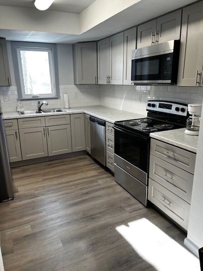 Foto del edificio - Winter Seasonal Rental- Lakeside Townhouse...