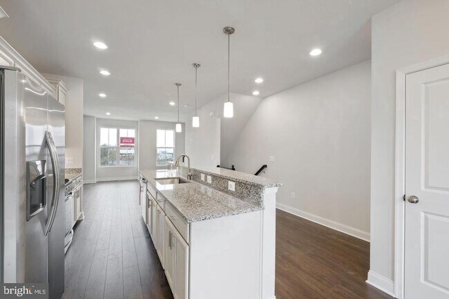 Foto del edificio - 527 E 7th St