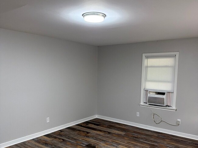 Building Photo - 51 Cloverdale St