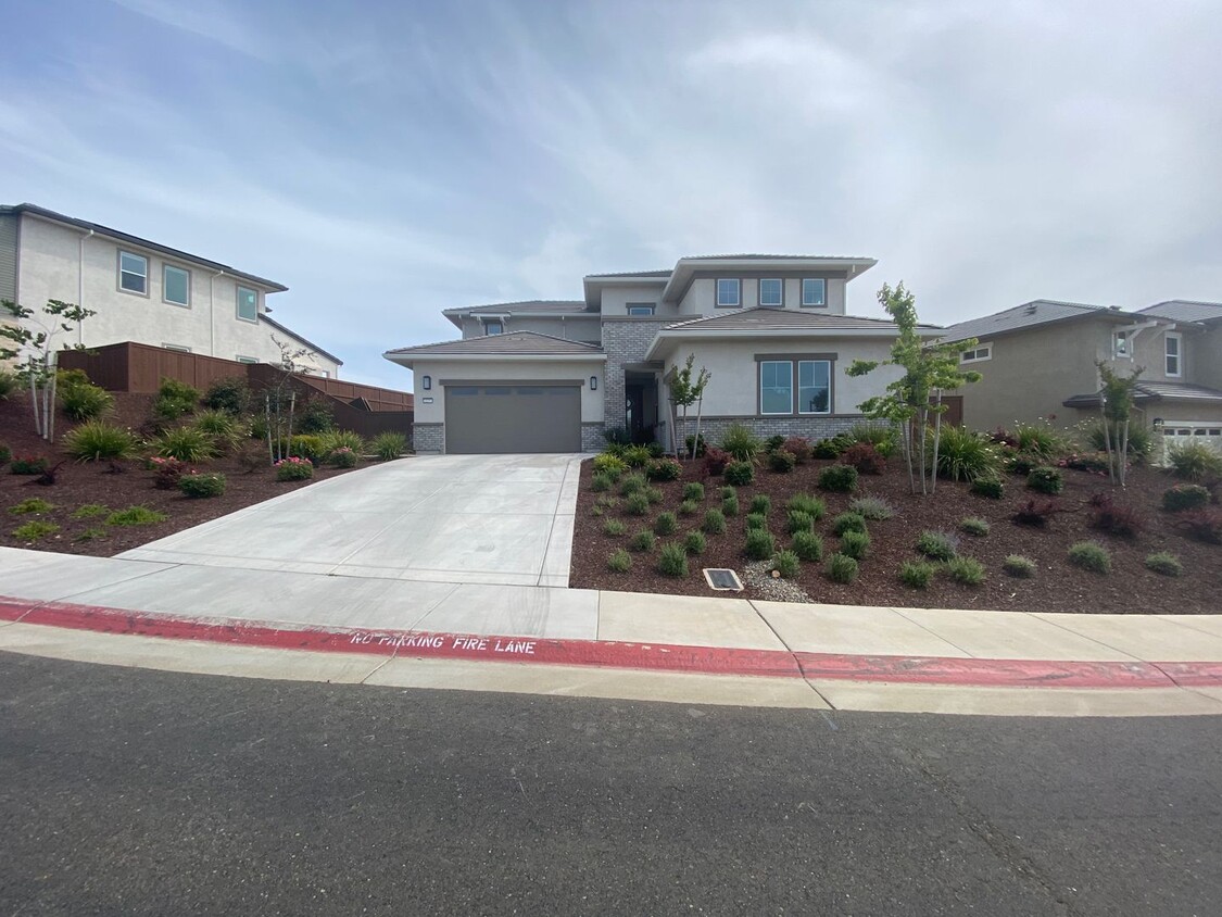 Primary Photo - Stunning Dual Master in Hawk Ridge with La...