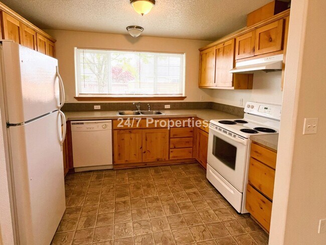 Building Photo - Newberg Townhome 3BD I 2.5BA - PRICE DROP/...