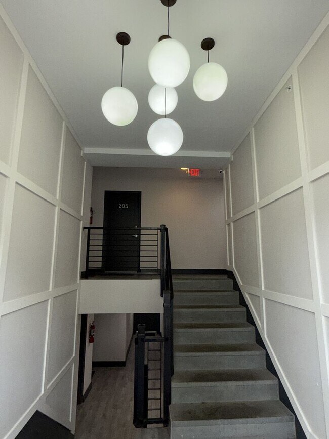 Foto del edificio - Bright Top-Floor 1BR Condo in Columbia Hei...