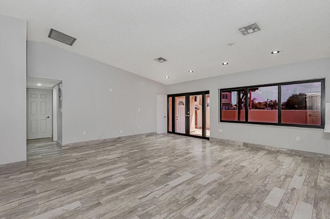 Foto del edificio - 740 NW 105th Pl