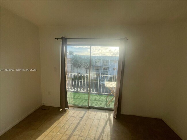 Foto del edificio - 4301 NW S Tamiami Canal Dr