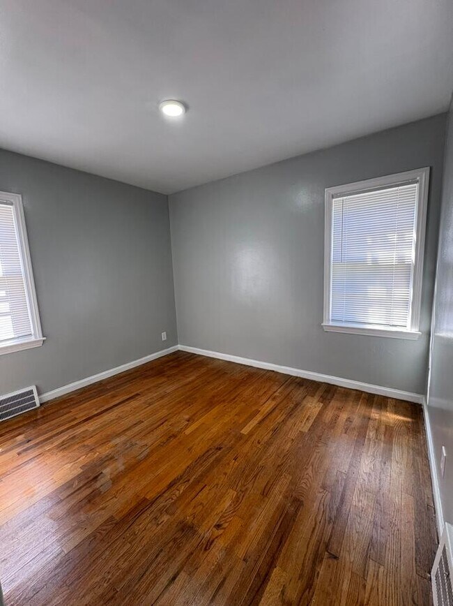 Foto del edificio - 5115 Farmbrook St