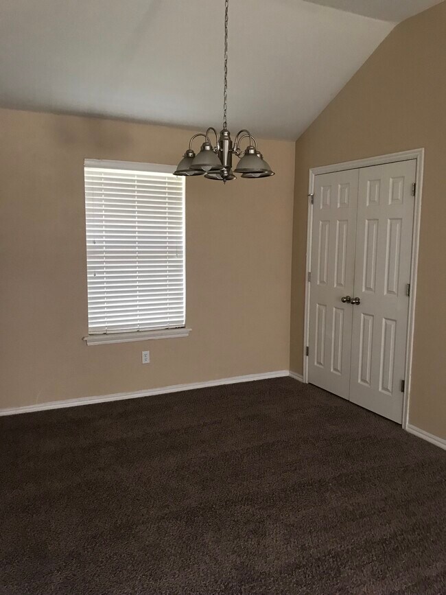 Building Photo - 501 Apache Gate Dr