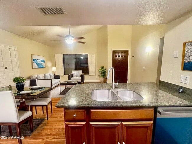 Building Photo - 861 E Lola Dr