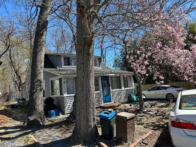 Building Photo - 51 BELLEROSE Rd