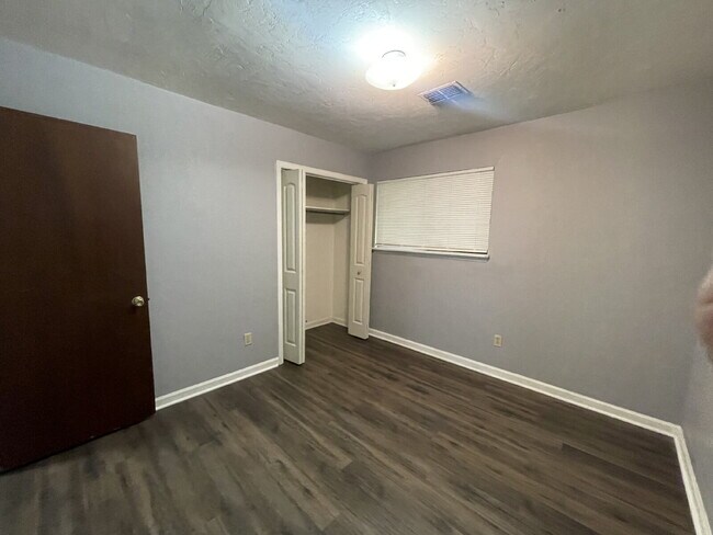 Building Photo - 2/1 Located close to Midtown and Tallahassee Mall.