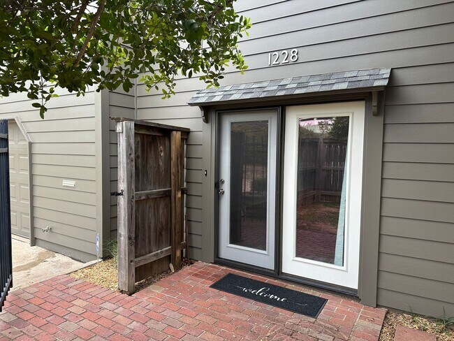 Foto del edificio - Just Renovated 1,300 SQ' Duplex Across from Woodward Park