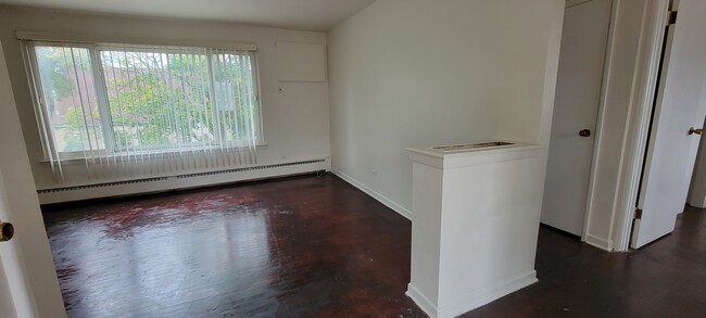 Building Photo - 400 E 109th St