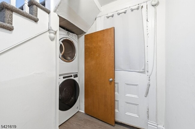 Foto del edificio - 104 Maple Ave