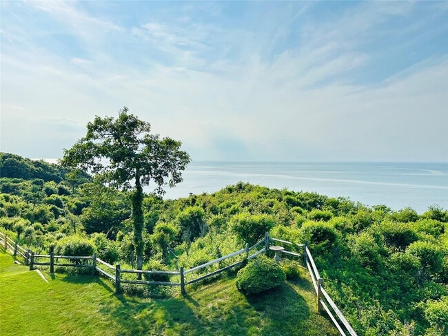 Building Photo - 806 Bluffs Dr N