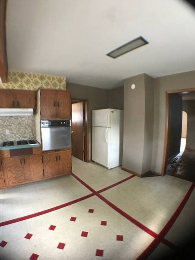 1,585 4Br 1Ba 730 Market St UWEC/CVTC House Rental in Eau Claire, WI