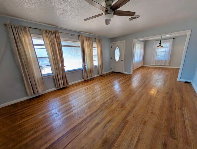 Building Photo - 3 bed 1 bath Pre-Leasing