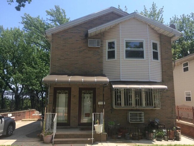 Building Photo - 372 Highland Blvd