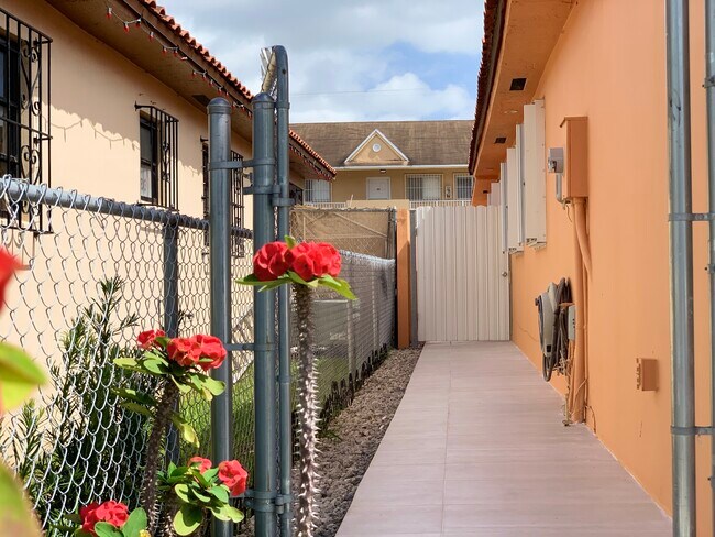 Foto del edificio - 6411 W 22nd Ct