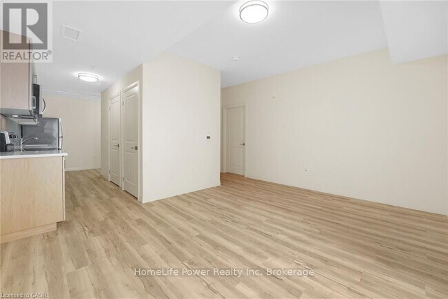 Photo du bâtiment - 301 Westmount Rd W