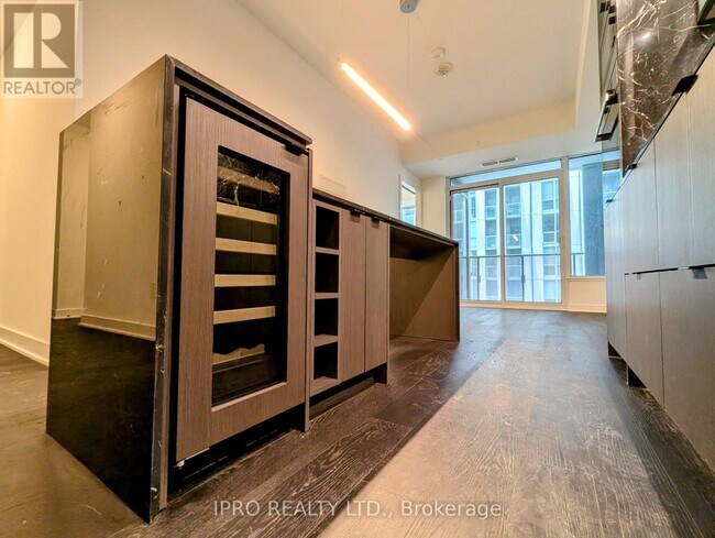 Photo du bâtiment - 11-1711 Yorkville Ave