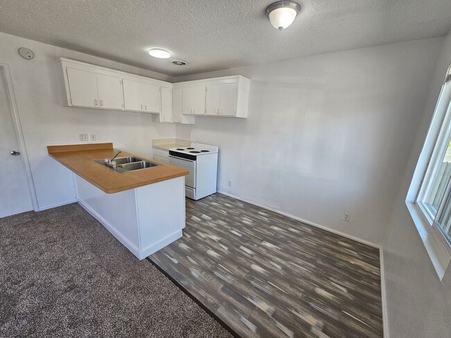 Building Photo - 1 Bedroom 1 Bath Triplex Unit in Los Molinos!