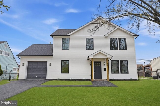 Building Photo - 213 Holly Dr
