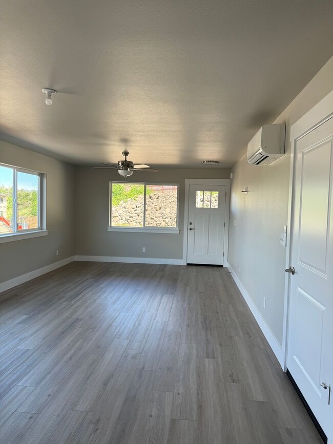 Foto del edificio - Newer West Roseburg 3-Bedroom, 2.5-Bath Townhouse