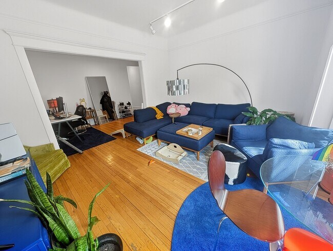 Foto del edificio - Very Spacious 2 BR/1 BA in Wrigleyville
