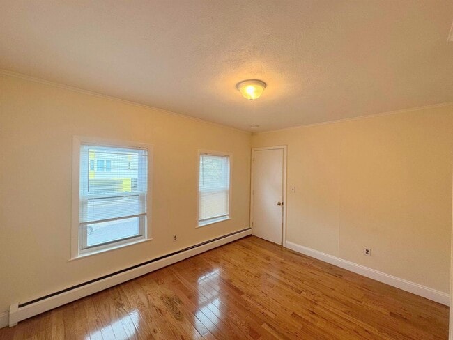 Building Photo - 213 Beacon St