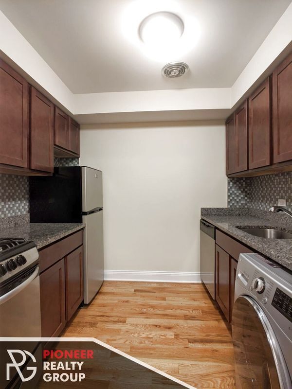 Building Photo - 555 W Arlington Pl