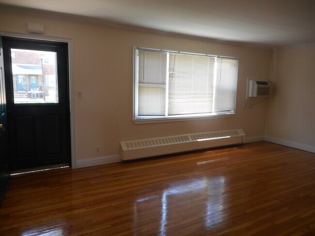 Building Photo - 545 Forest Ave