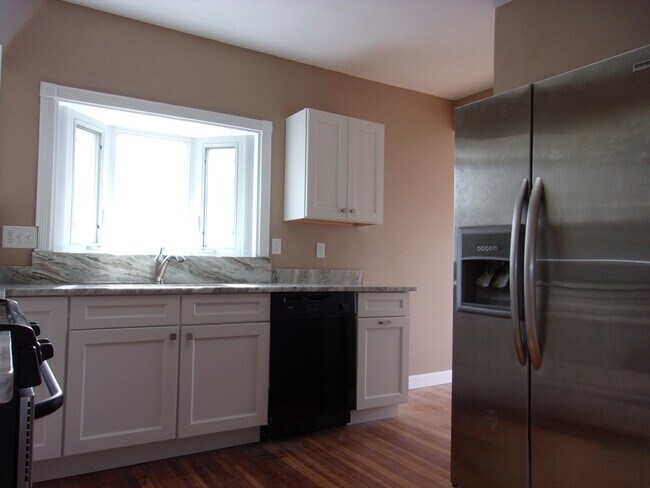 Building Photo - 2 Menlo St