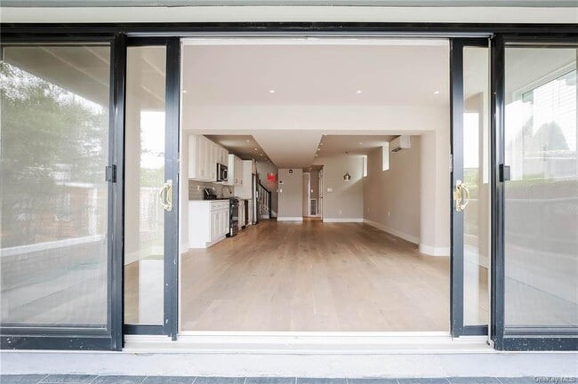 Building Photo - 457 Warburton Ave