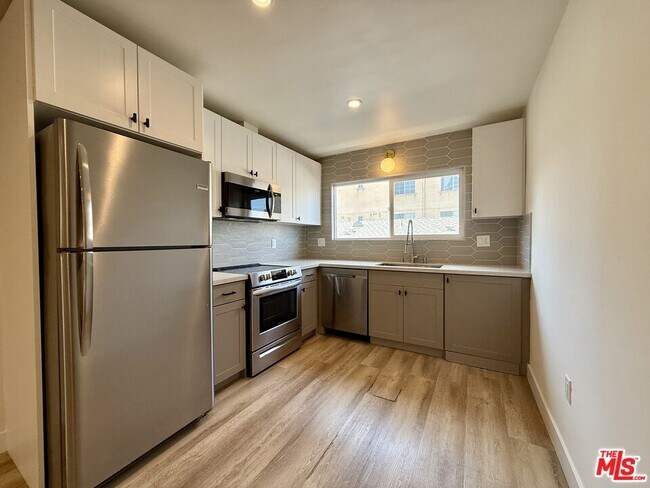 Foto del edificio - 6350 Willoughby Ave