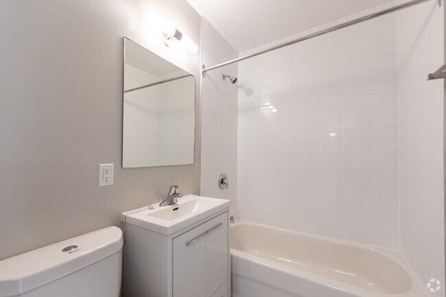 1BR, 1BA - 688SF - Bathroom - Donway