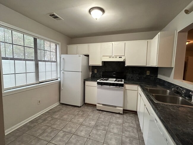 Building Photo - MOVE-IN SPECIAL! End Unit in Main Station with Hardwood Floors and Fireplace