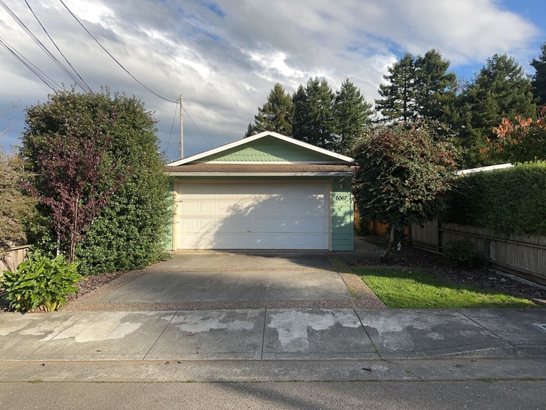 Primary Photo - 3 Bedroom 2 Bath Home Located in the Cutte...