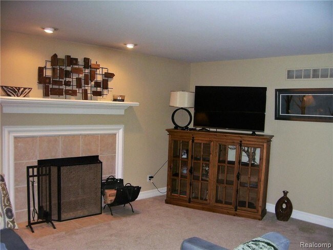 Building Photo - 3845 Crestwood Ct