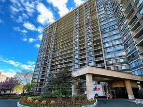 Building Photo - 2 Bay Club Dr