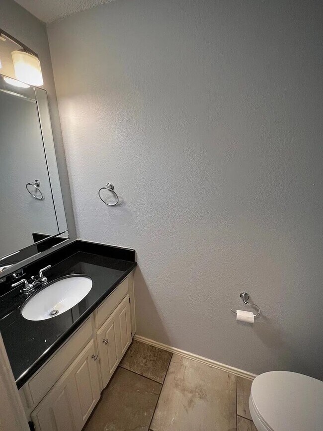 Foto del edificio - Updated condo at Cobblestone, closet to Campus!