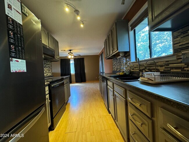 Building Photo - 260 W Camino De Mesa