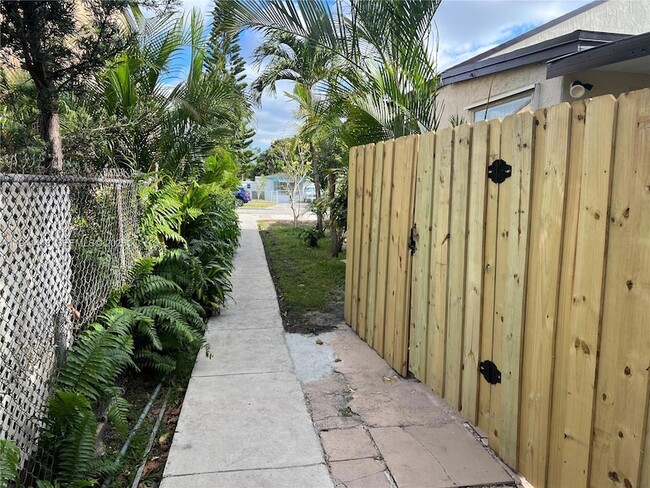 Photo - 582 E 18th St Apartment