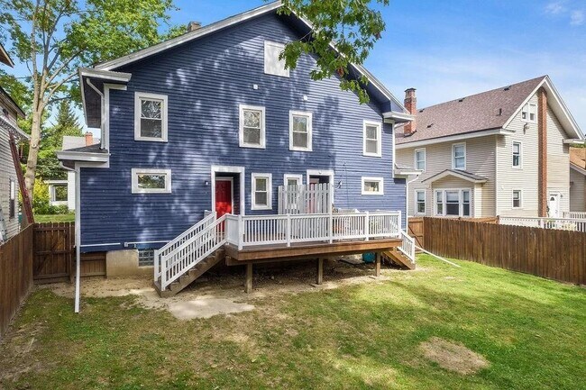 Building Photo - 6105 Bramble Ave