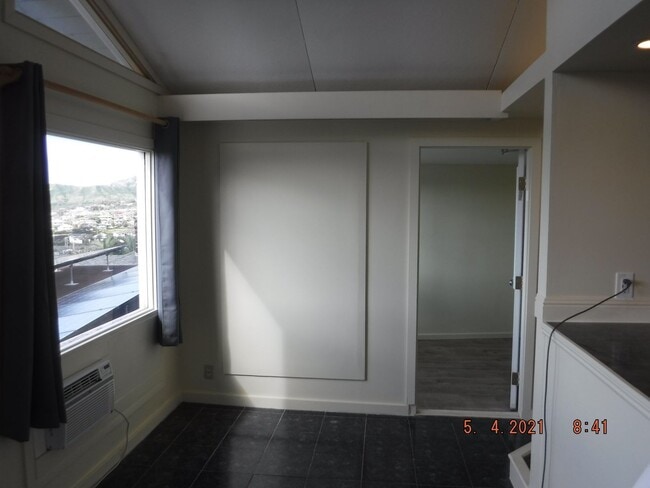 Building Photo - Kahala Hts Cottage 2 / 1 / garage