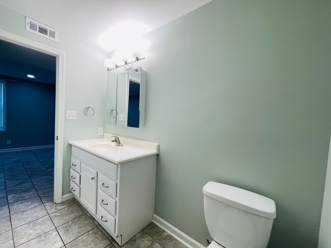 Building Photo - CHARMING CONDO IN STAFFORD!