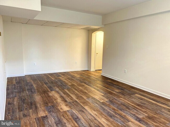Building Photo - 1817 QUEENS Ln