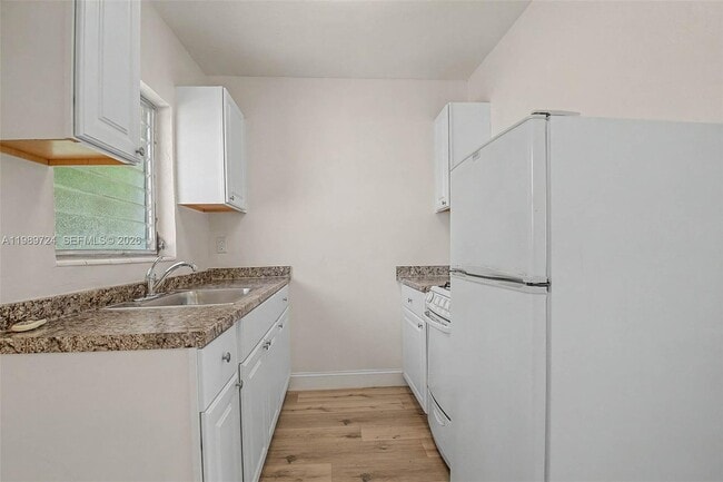 Building Photo - 229 Madeira Ave