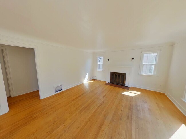 Building Photo - Large 3 Story Remodeled Home