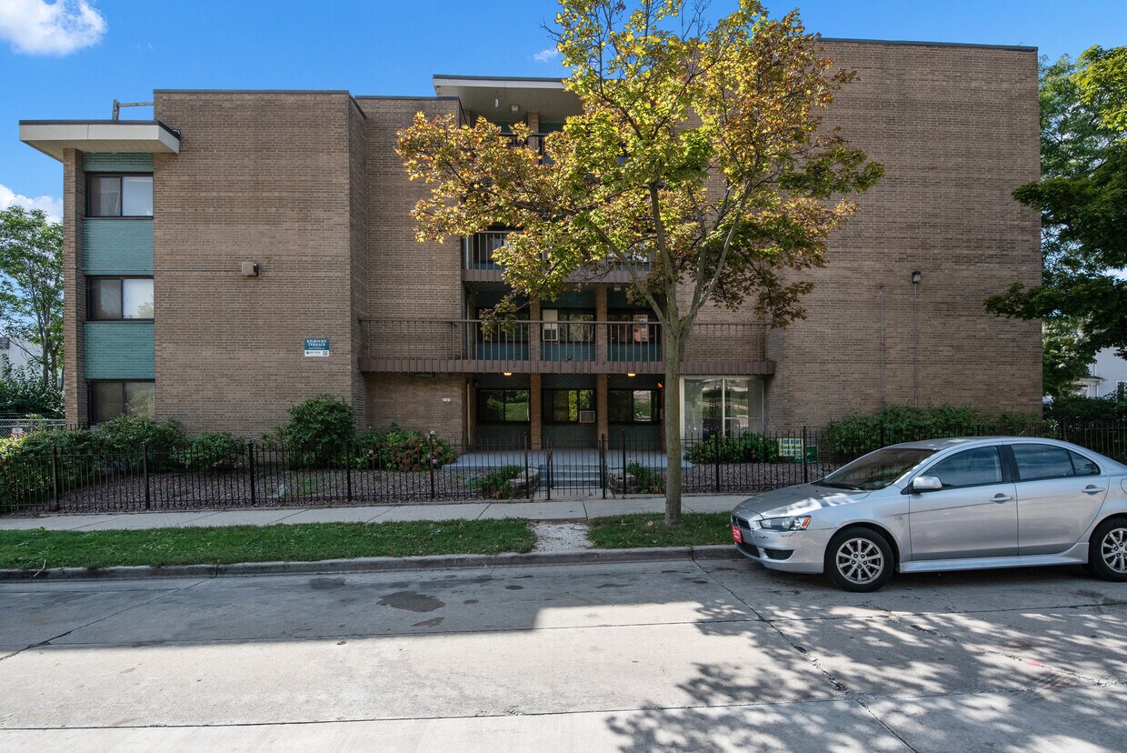 Kilbourn Terrace Apartments 2125 Kilbourn Ave Milwaukee, WI
