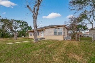 Building Photo - 1221 Parkway Dr