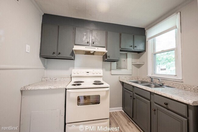 Foto del edificio - 1 br, 1 bath Duplex - 807 Warren Avenue A